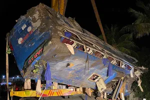 Xe khách lật trên quốc lộ 1, 26 người bị thương