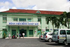 Xét nghiệm lại nữ nhân viên lễ tân nghi nhiễm virus Corona