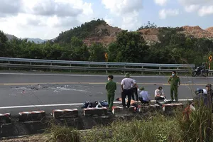 Xe máy vượt xe tải trên đèo Cả, 2 người tử nạn