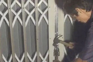 4 gia đình bỗng dưng bị 'nhốt' khi đang ngủ