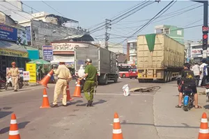 1 phụ nữ đi xe đạp chết thảm dưới bánh xe container