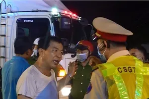 Xe quá tải không chấp hành hiệu lệnh giao thông