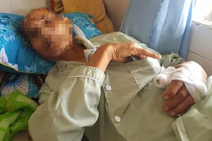 Người cha bị con cháu đánh nguy kịch vì định bán đất chữa bệnh