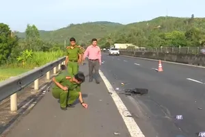 Truy tìm ô tô tông chết người trên quốc lộ 1