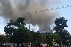 Cháy dữ dội nhà máy nệm mút trong khu công nghiệp