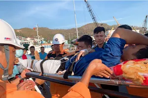 Cứu 1 ngư dân nguy kịch trên vùng biển Khánh Hòa