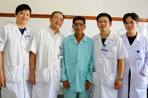 2 bệnh nhân được sáng mắt nhờ 1 thanh niên hiến giác mạc