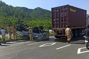 Xe container tông ô tô tuần tra làm 2 CSGT bị thương