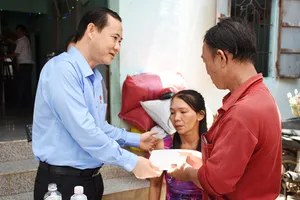 Phó Ban Nội chính Trung ương thăm gia đình bé gái bị sát hại