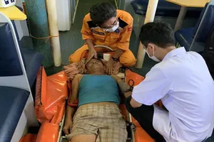 Cứu kịp thời một ngư dân bị đột quỵ trên biển