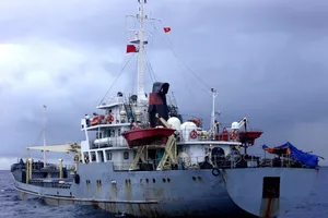 Tàu Trường Sa 22 cứu 10 ngư dân trên vùng biển có sóng to 