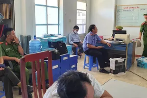 Bắt 4 cán bộ phù phép cấp sổ hồng đất công cho cá nhân