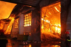 Nhà xưởng 3.000 m2 chứa đồ gỗ xuất khẩu bị cháy rụi