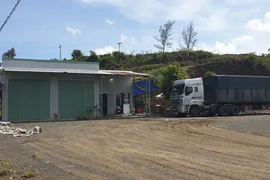 Tự ý san ủi cả quả đồi để xây nhà, làm bãi đậu xe, cột bơm dầu