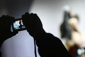 Tống tình thiếu nữ bằng clip 'nóng'