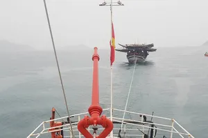 Cứu 39 ngư dân trên tàu câu mực bị nạn