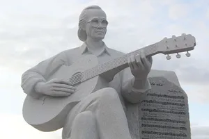 Đặt tượng Trịnh Công Sơn bên 'Biển nhớ' Quy Nhơn