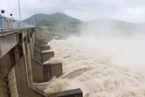 Thủy điện Sông Ba Hạ xả lũ xuống hạ du 2.400 m3/giây