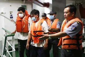 Tàu kiểm ngư tiếp nhận 3 ngư dân Bình Định được cứu sống