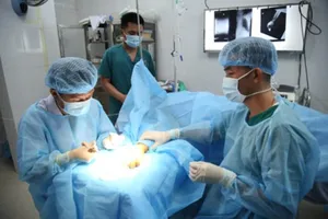 Quân y Trường Sa cấp cứu ngư dân bị nạn