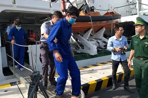 3 thuyền viên kể lại 50 giờ ôm ván lênh đênh trong bão số 9