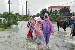 Bão vừa tan, nhiều làng ở Phú Yên hối hả chạy lũ