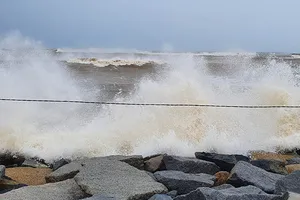 Gió bão ầm ầm đang đổ vào Phú Yên