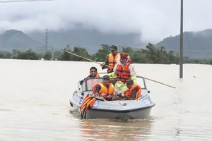 Giải cứu hàng trăm người bị kẹt trong lũ ở Khánh Hòa