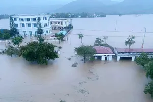 Hàng chục ngàn căn nhà ở Phú Yên vẫn ngập trong lũ