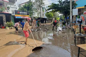 Phú Yên: Đường phố, nhà cửa ngổn ngang sau lũ
