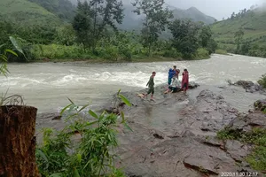 Đoàn du khách TP.HCM bị kẹt trên núi cao ở Khánh Hòa do mưa lũ