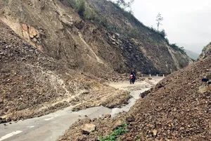 Sạt lở gây cô lập nhiều khu dân cư ở Phú Yên