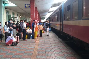 Đường sắt bị ách tắc tại Khánh Hòa do ngập lũ