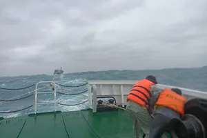 Cứu kịp 3 ngư dân trôi dạt trên biển