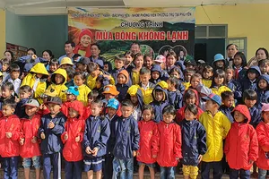 Mùa đông không lạnh với học sinh miền núi Phú Yên