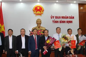 Lãnh đạo UBND tỉnh Bình Định trao quyết định cho các cán bộ chủ chốt. Ảnh: VT