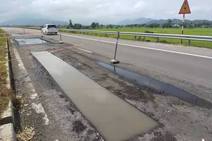 Đường 4.400 tỉ vừa khánh thành 1 năm đã bị hỏng 