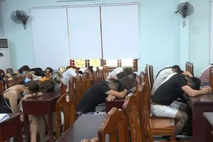 Những thanh niên sử dụng ma túy được đưa đến trụ sở công an để làm rõ vụ việc. Ảnh: CA Bình Định