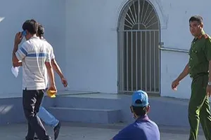 Lực lượng công an khám nghiệm hiện trường. Ảnh: MINH KHÔI