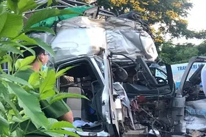 Xe tải lùa 5 ô tô đang dừng đèn đỏ, tài xế nguy kịch