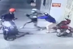 Đang mua bán, bị xịt hơi cay cướp mất 380 triệu đồng