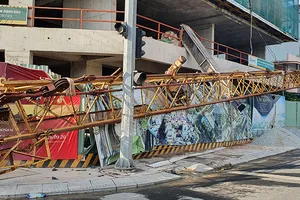 Tuy Hòa: Cần cẩu hơn 20 m rơi từ tầng 20, dân hú vía