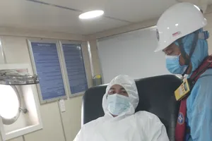 Đưa 1 thuyền viên người Philippines ngoài biển vào bờ cấp cứu