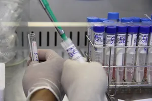 Ở trong khu phong tỏa vẫn tụ tập xem bóng đá rồi mắc COVID-19