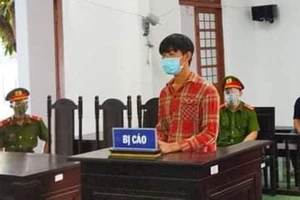 Bắt giam tại tòa thanh niên đang cách ly tấn công lực lượng chống dịch