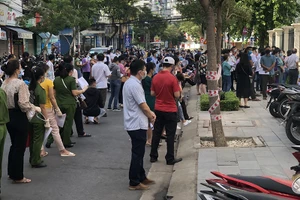 Gần 1.000 người liên quan đến tình nguyện viên tiêm vaccine mắc COVID-19