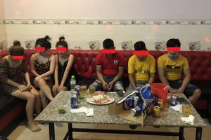 Hát karaoke giữa dịch, 8 người bị phạt 117,5 triệu đồng