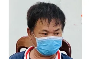 Bắt tạm giam người khóa cổng, nhốt cán bộ chống dịch trong sân nhà