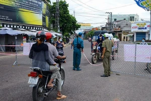 Tấn công tổ kiểm dịch vì 'bảo lãnh' đồng nghiệp qua chốt không được