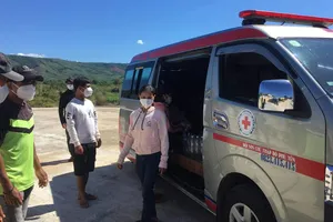 13 người định đi bộ từ Phú Yên về Quảng Ngãi được hỗ trợ đưa về bằng ô tô